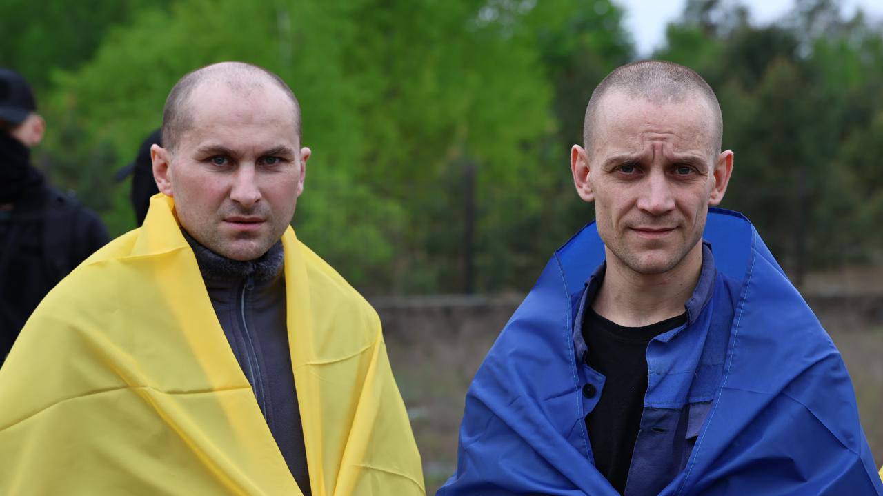 Семь бойцов из Харьковской области вернулись домой из плена.