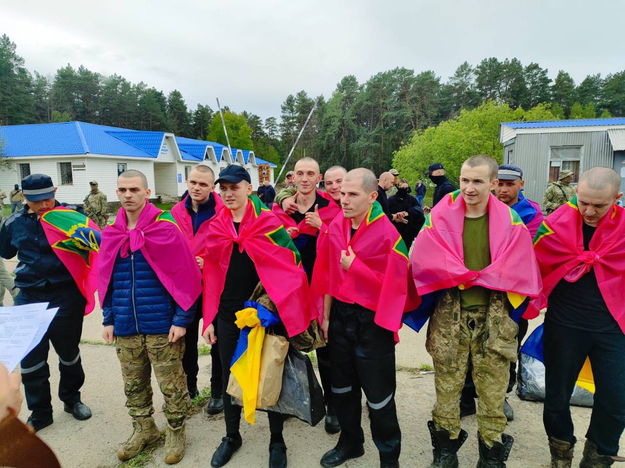 Семь бойцов из Харьковской области вернулись домой из плена.