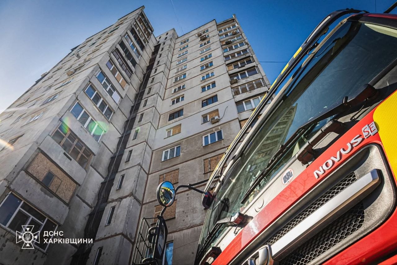 На Салтовке женщина выпрыгнула из окна горящей квартиры на 13 этаже.