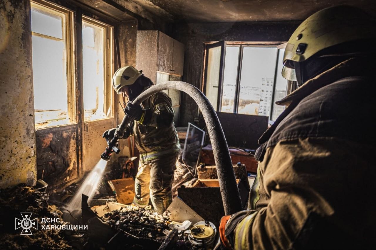 На Салтовке женщина выпрыгнула из окна горящей квартиры на 13 этаже.