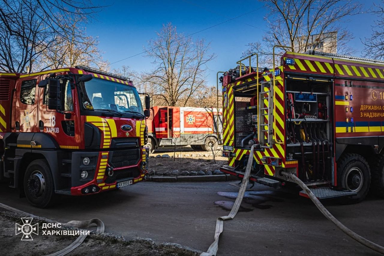 На Салтовке женщина выпрыгнула из окна горящей квартиры на 13 этаже.