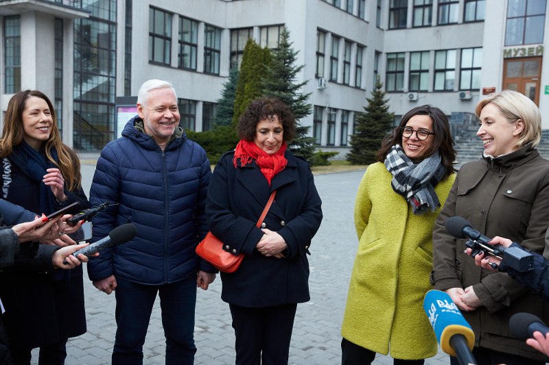 Послы Великобритании, Канады и Швеции побывали в Харькове.