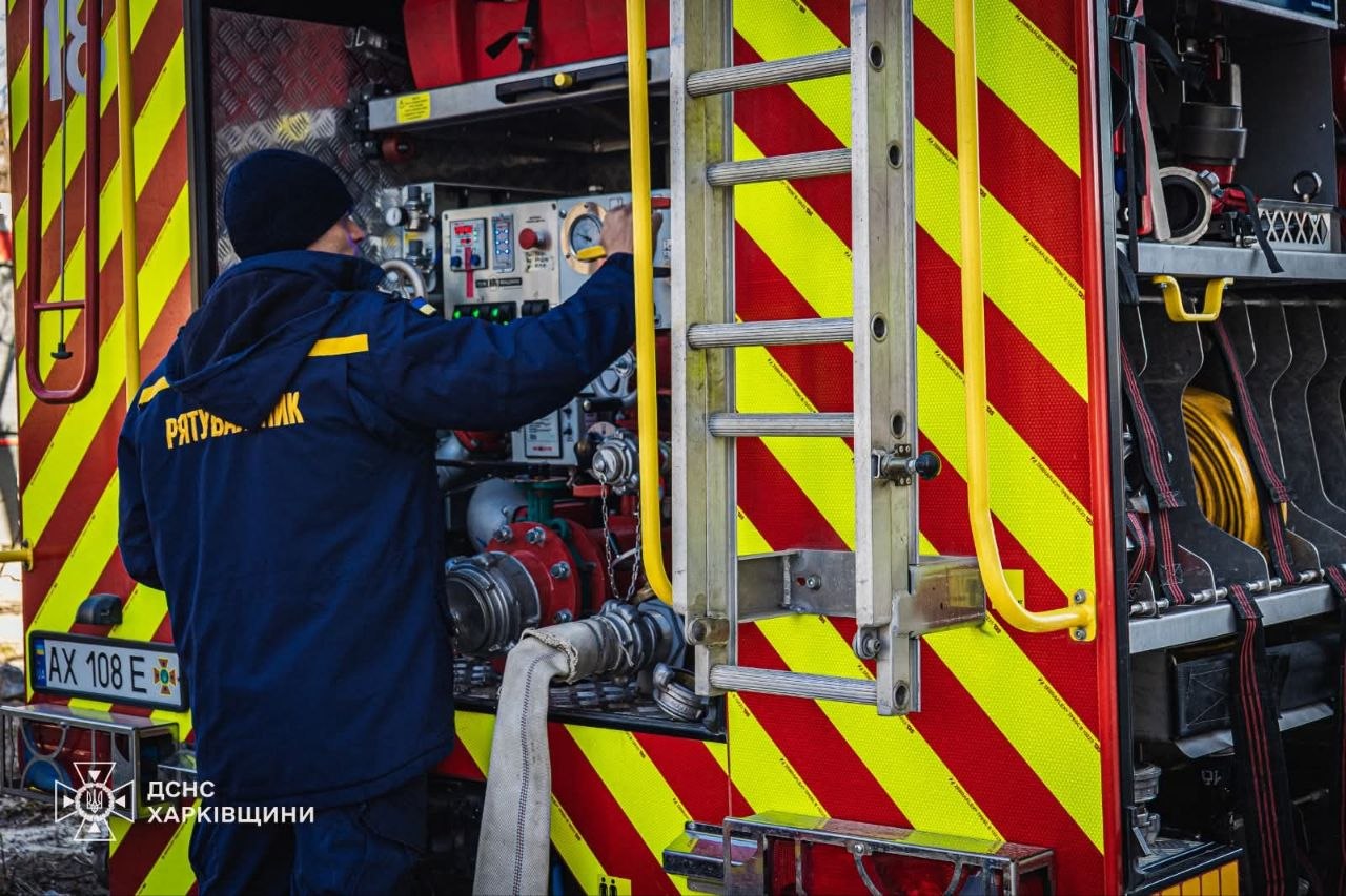 На Салтовке женщина выпрыгнула из окна горящей квартиры на 13 этаже.