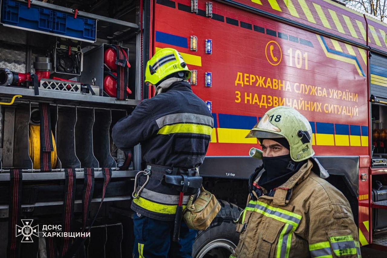 На Салтовке женщина выпрыгнула из окна горящей квартиры на 13 этаже.