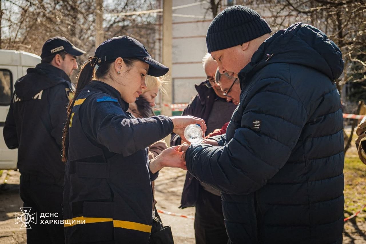 На Салтовке женщина выпрыгнула из окна горящей квартиры на 13 этаже.