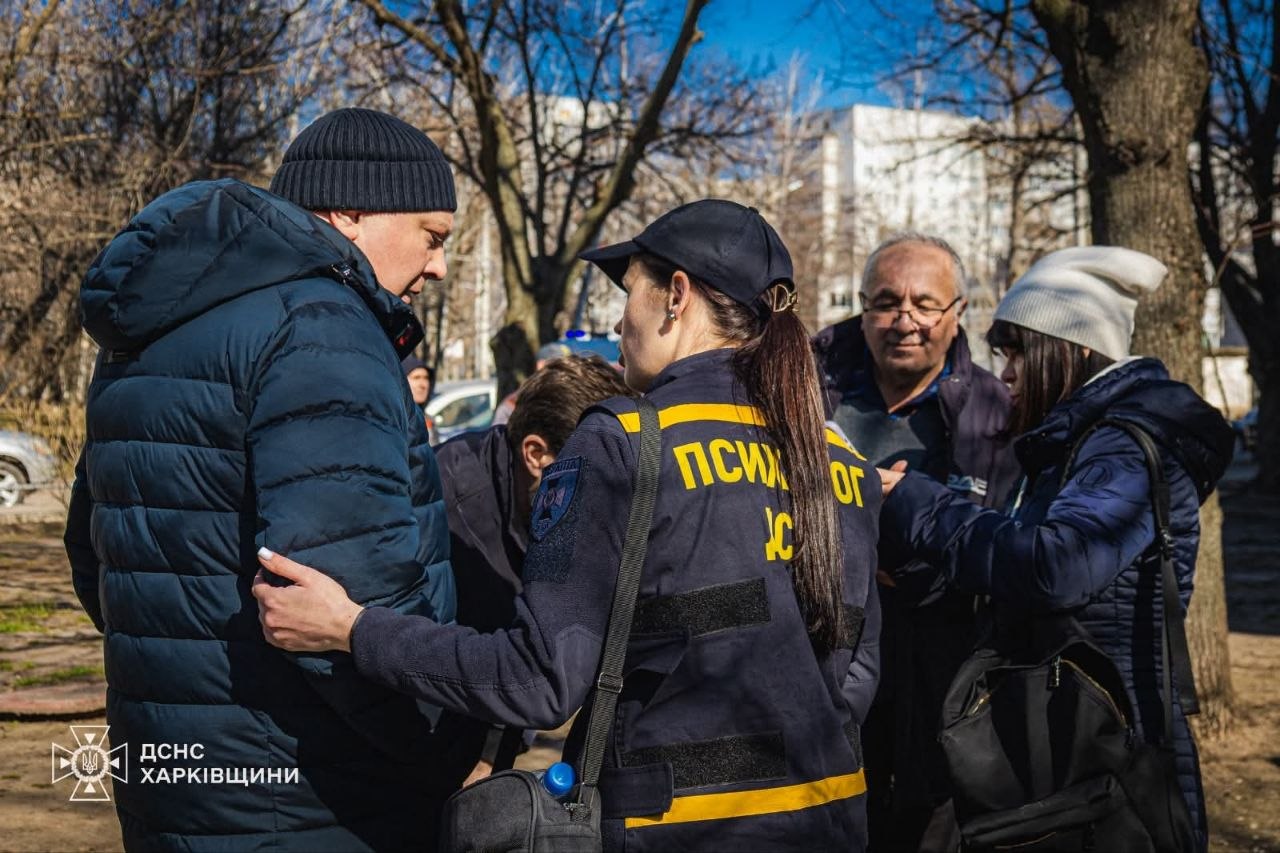 На Салтовке женщина выпрыгнула из окна горящей квартиры на 13 этаже.