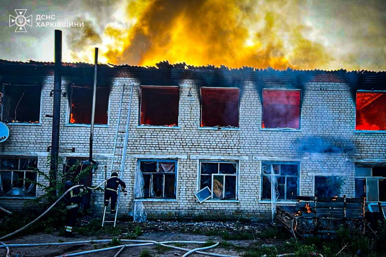 В Печенегах под Харьковом массовые пожары после обстрела.