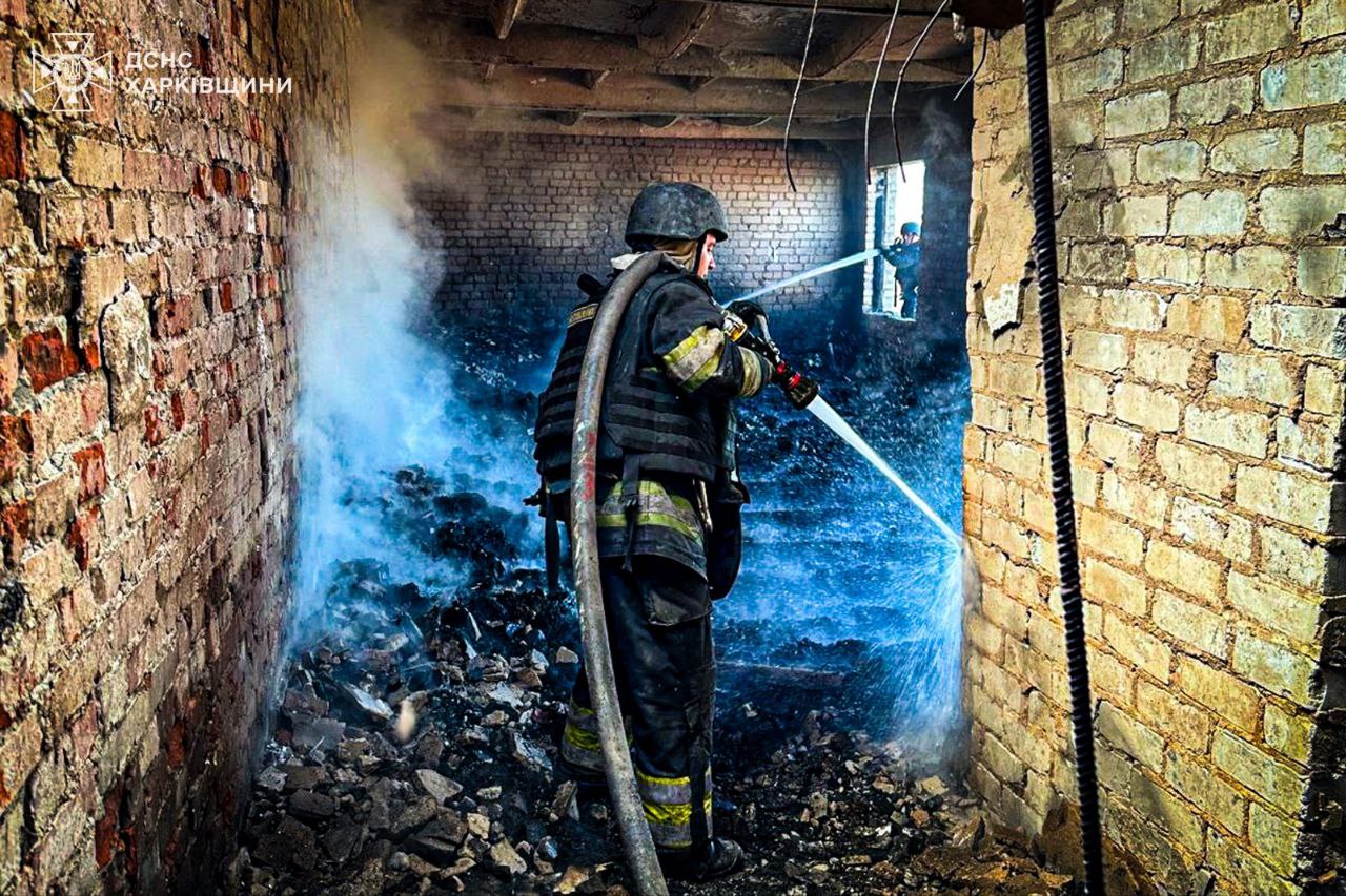 В Печенегах под Харьковом массовые пожары после обстрела.