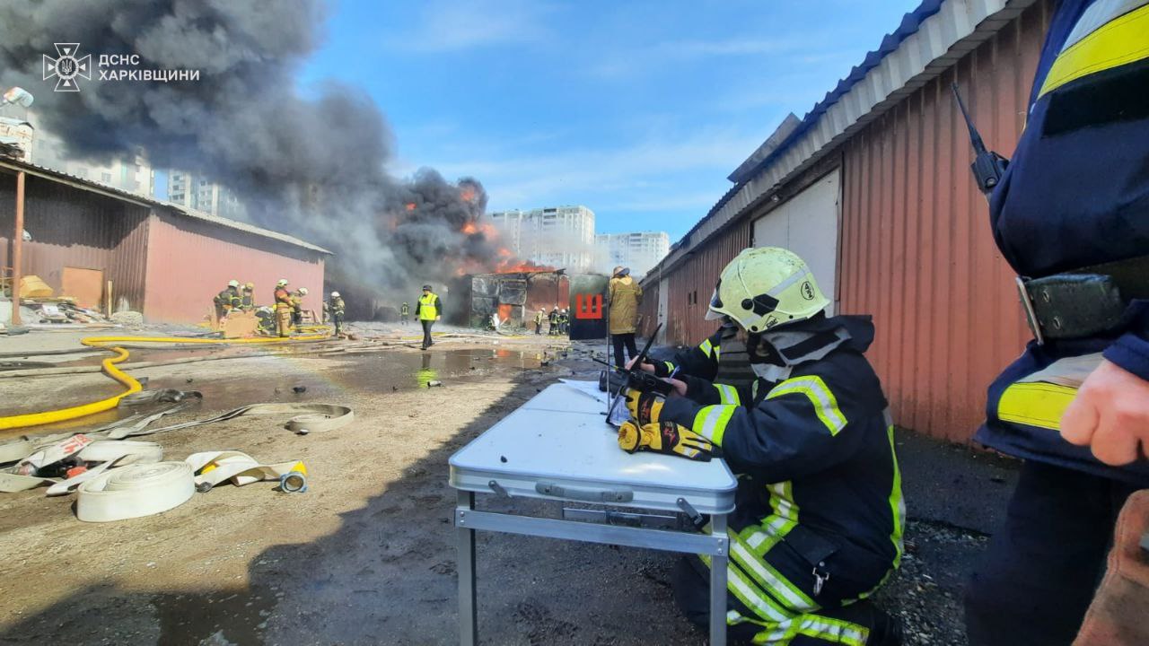 У центрі Харкова сильна пожежа: світиться склад.