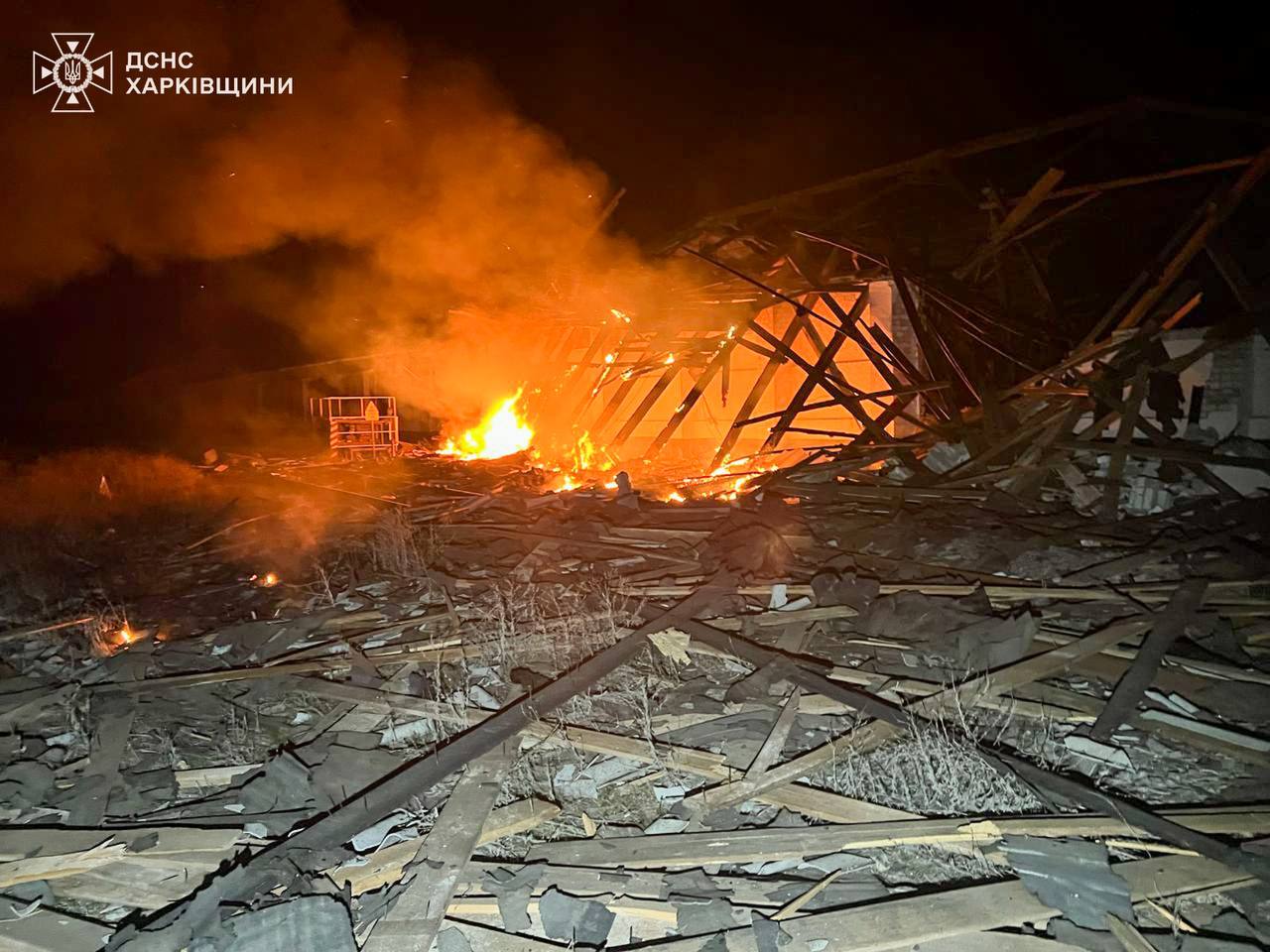 Четверо пострадавших: оккупанты обстреляли жилые дома, элеватор и газокомпрессорную станцию на Харьковщине.