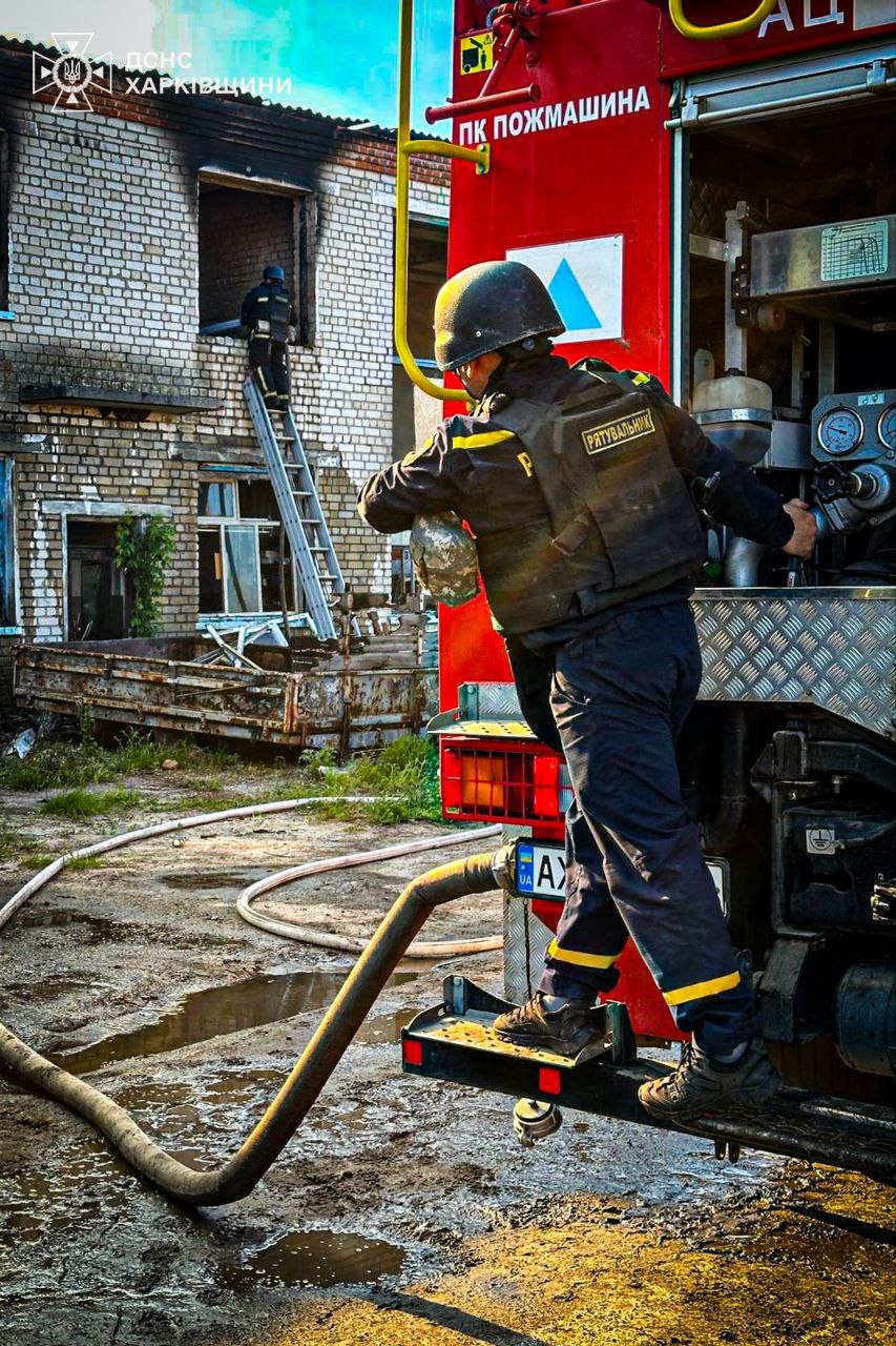 В Печенегах под Харьковом массовые пожары после обстрела.