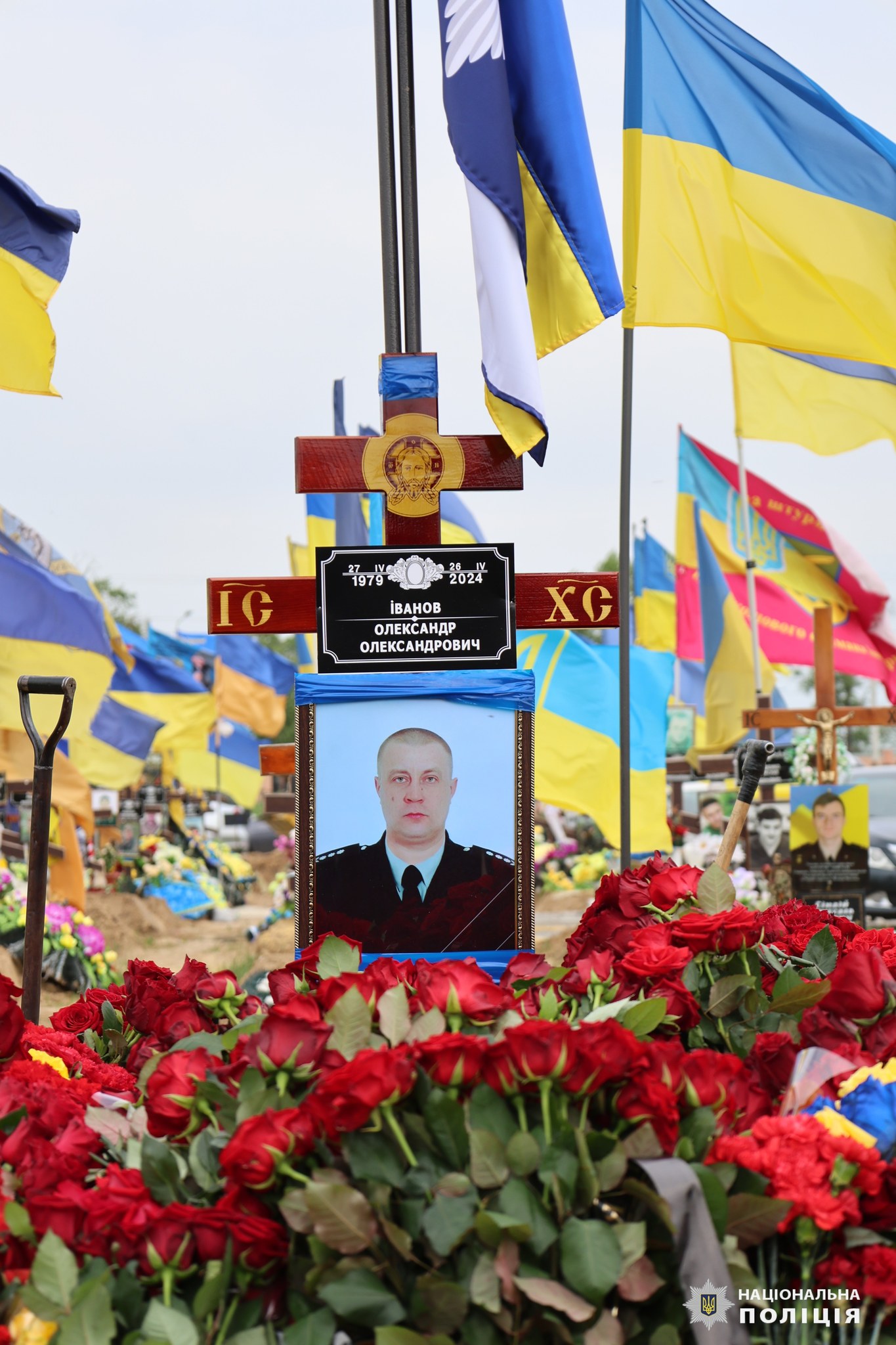 В Харькове попрощались с полицейским, получившим ранение во время обстрела Харькова.