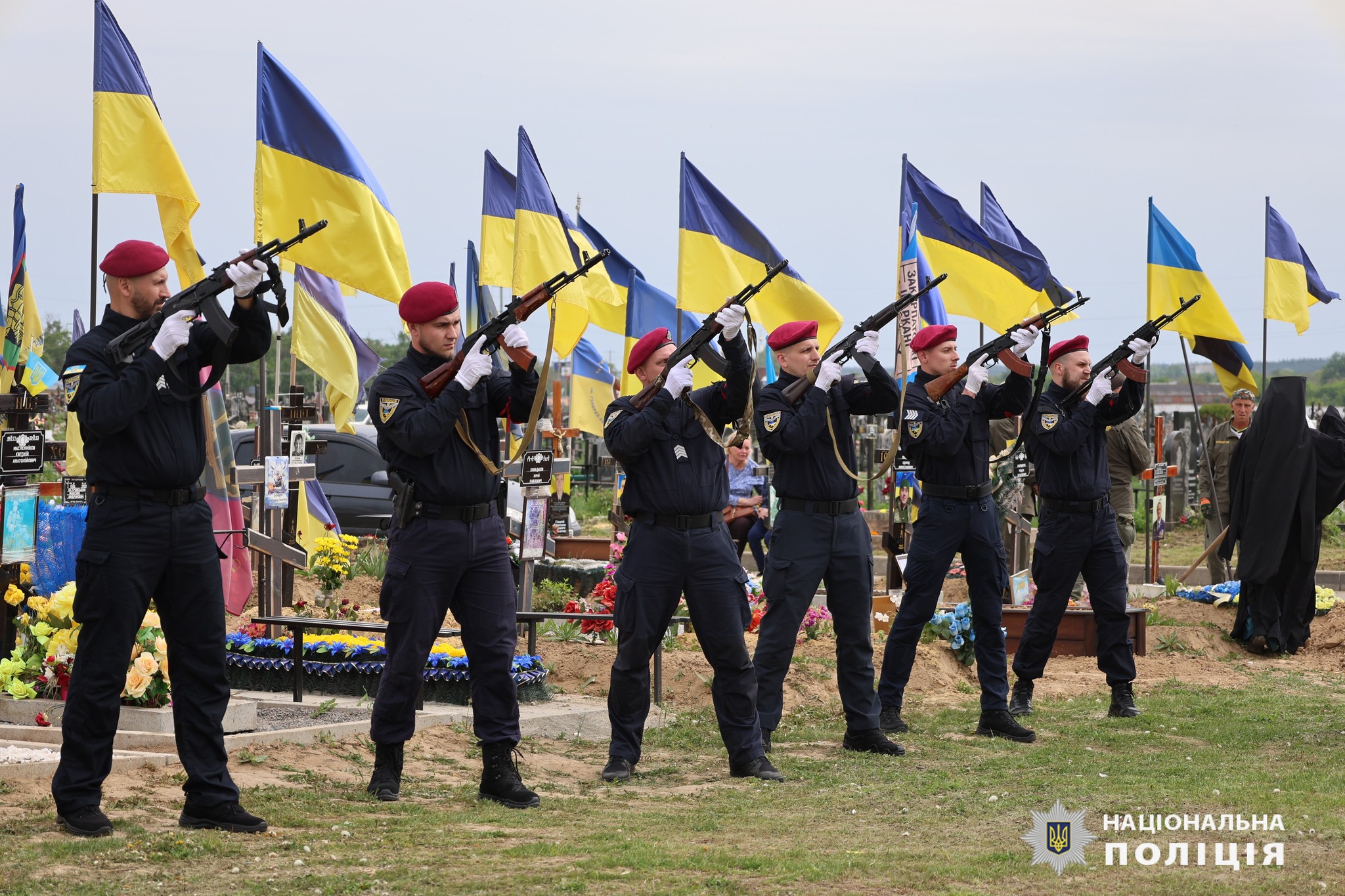 В Харькове попрощались с полицейским, получившим ранение во время обстрела Харькова.