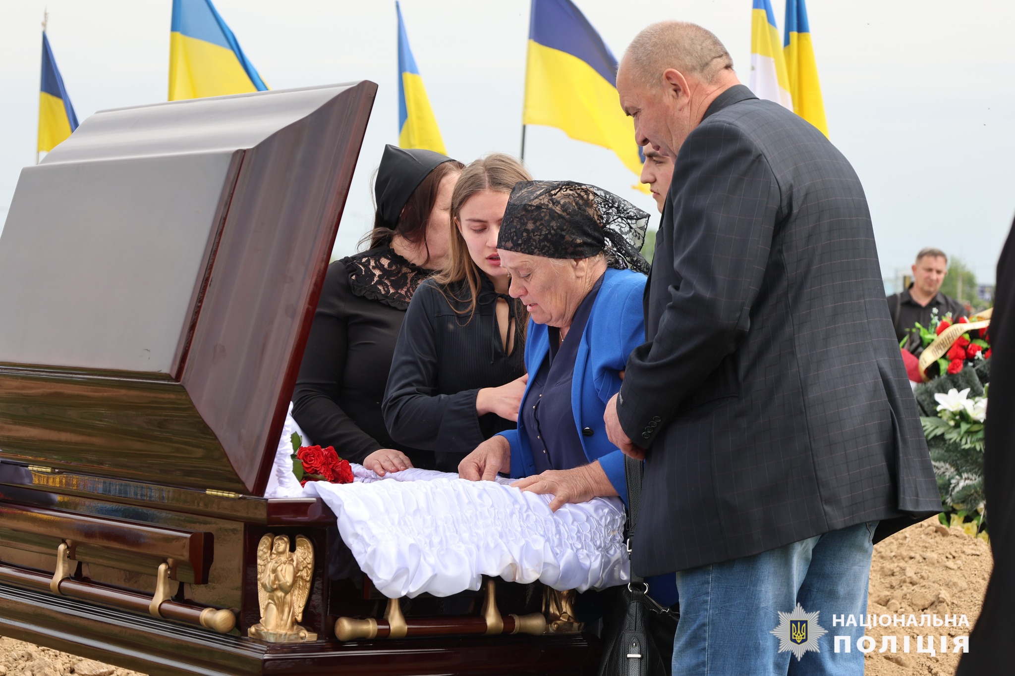 В Харькове попрощались с полицейским, получившим ранение во время обстрела Харькова.