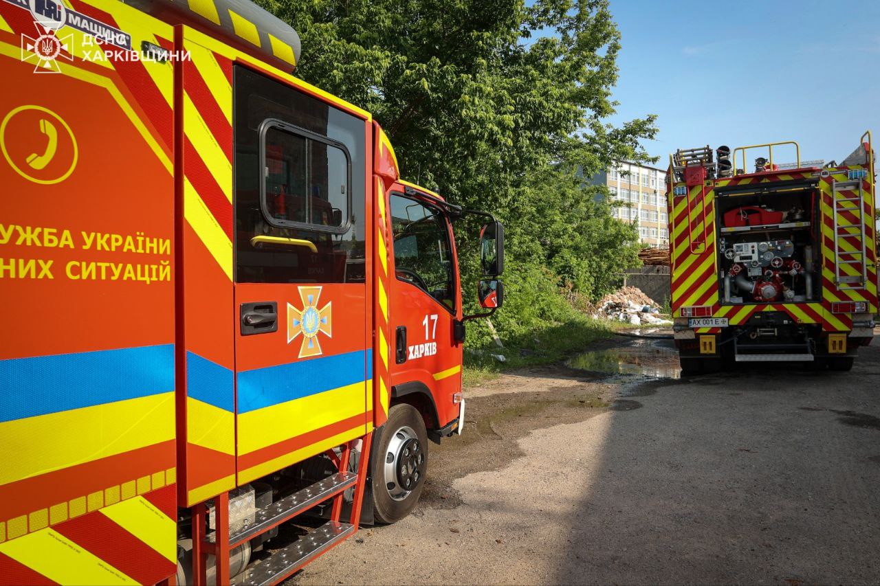В Харькове горело деревообрабатывающее предприятие.