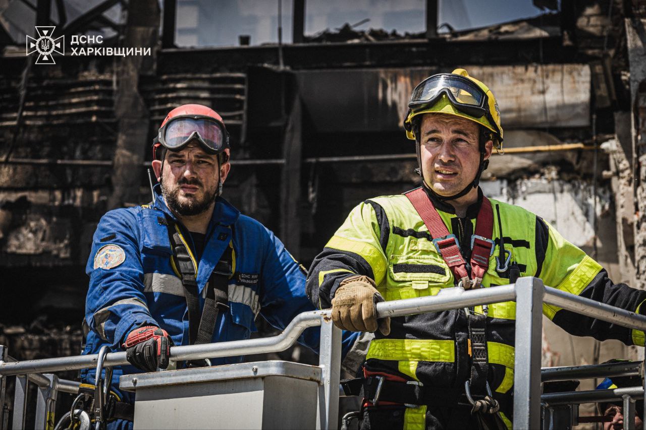 Під завалами підприємства, яке потрапило під обстріл у Харкові, можуть бути люди.