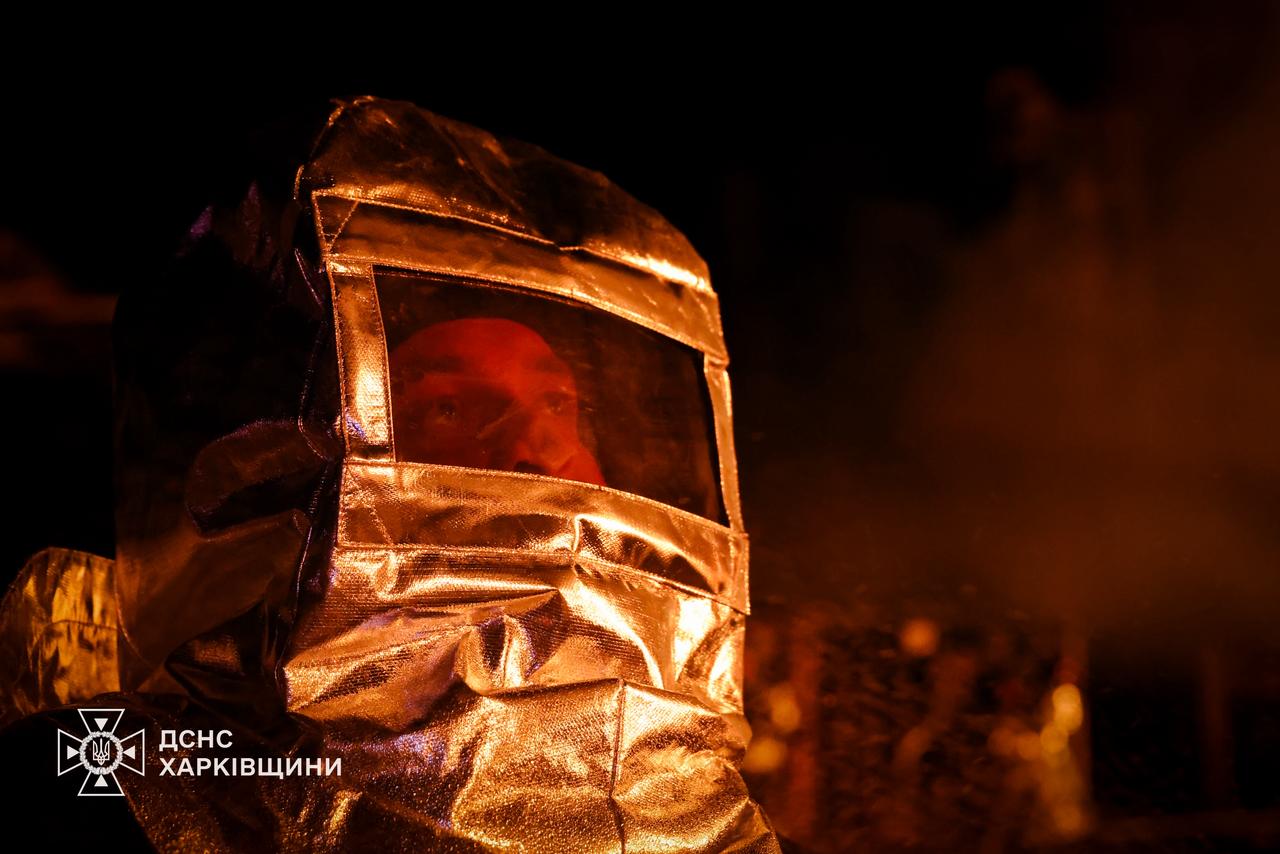 Под Харьковом после обстрела горит предприятие.