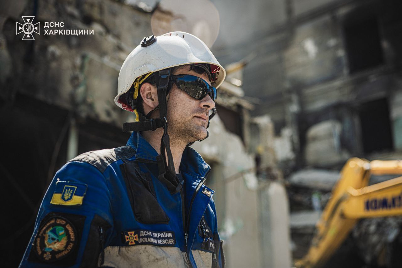 Під завалами підприємства, яке потрапило під обстріл у Харкові, можуть бути люди.