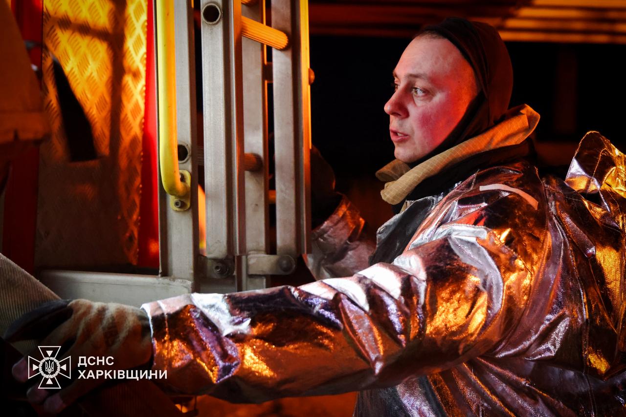 Под Харьковом после обстрела горит предприятие.