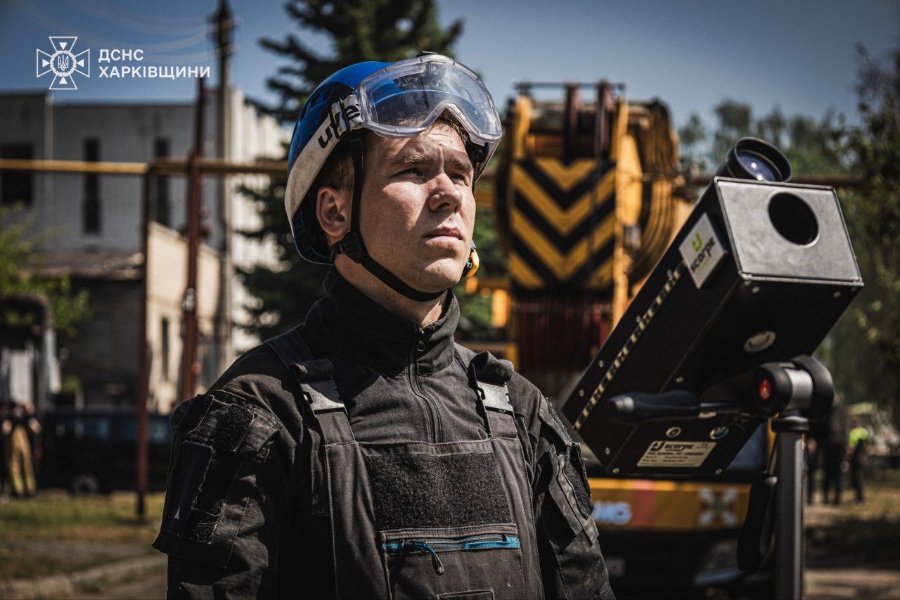 Під завалами підприємства, яке потрапило під обстріл у Харкові, можуть бути люди.