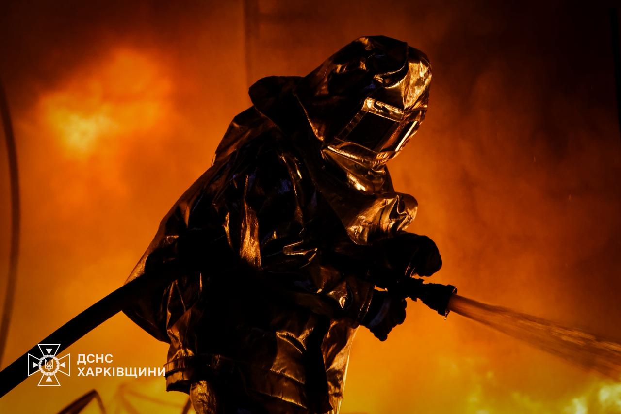 Под Харьковом после обстрела горит предприятие.