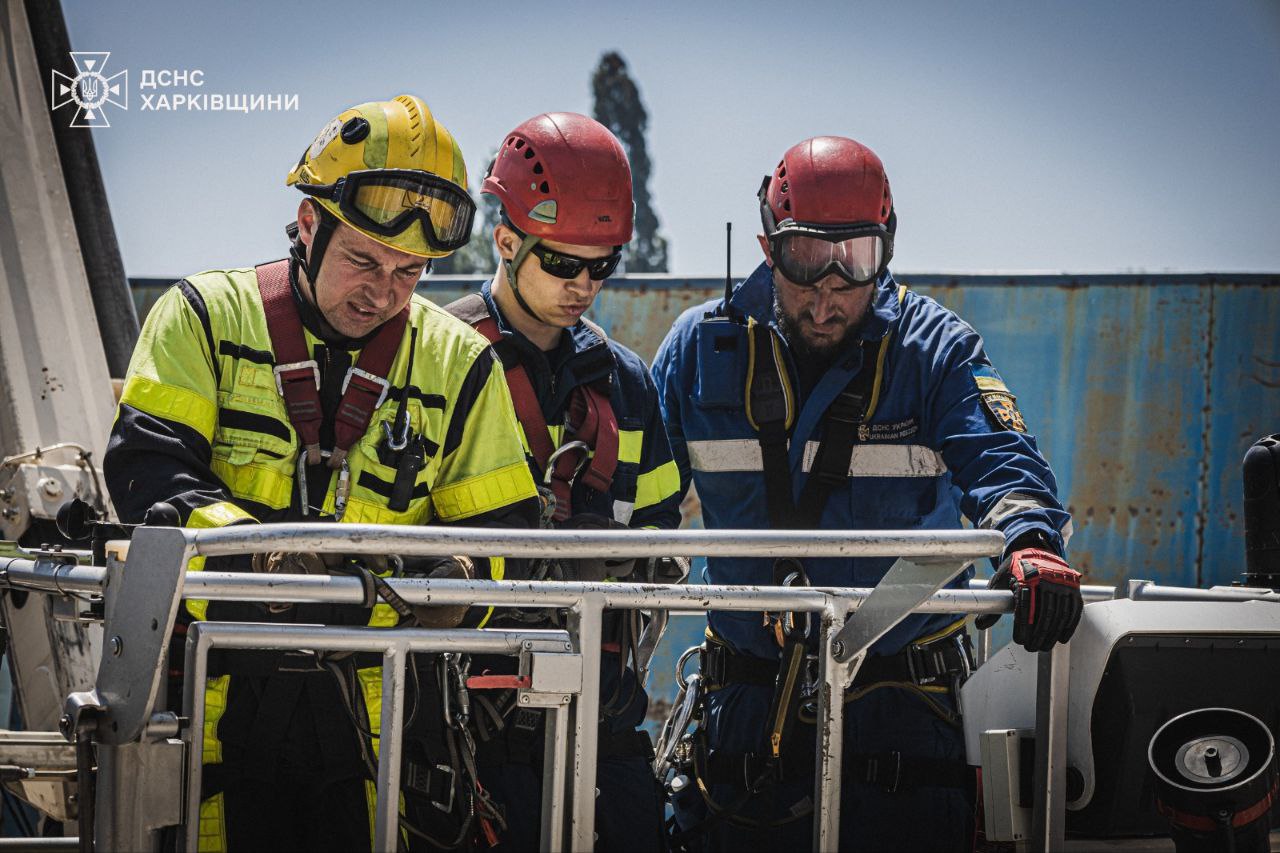 Під завалами підприємства, яке потрапило під обстріл у Харкові, можуть бути люди.