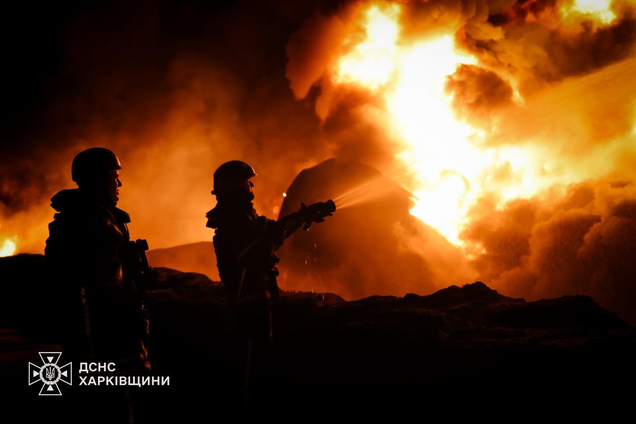Под Харьковом после обстрела горит предприятие.