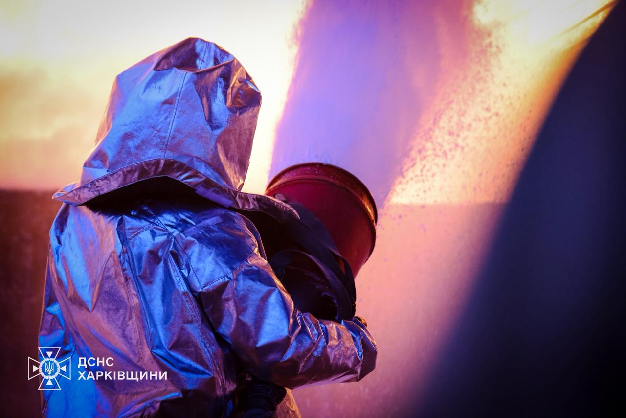 Под Харьковом после обстрела горит предприятие.