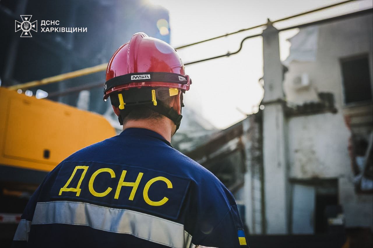 Під завалами підприємства, яке потрапило під обстріл у Харкові, можуть бути люди.