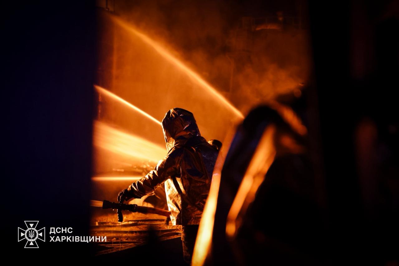 Под Харьковом после обстрела горит предприятие.