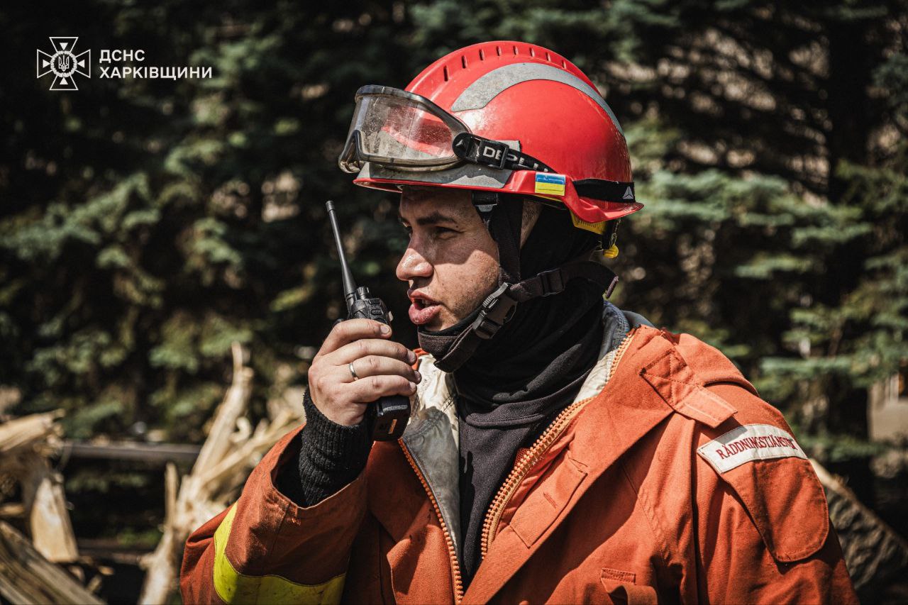 Під завалами підприємства, яке потрапило під обстріл у Харкові, можуть бути люди.