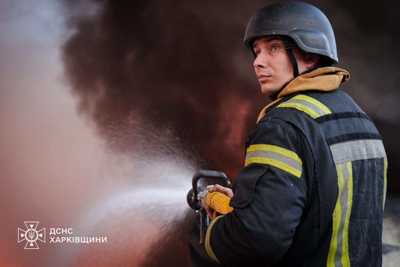 Под Харьковом после обстрела горит предприятие.