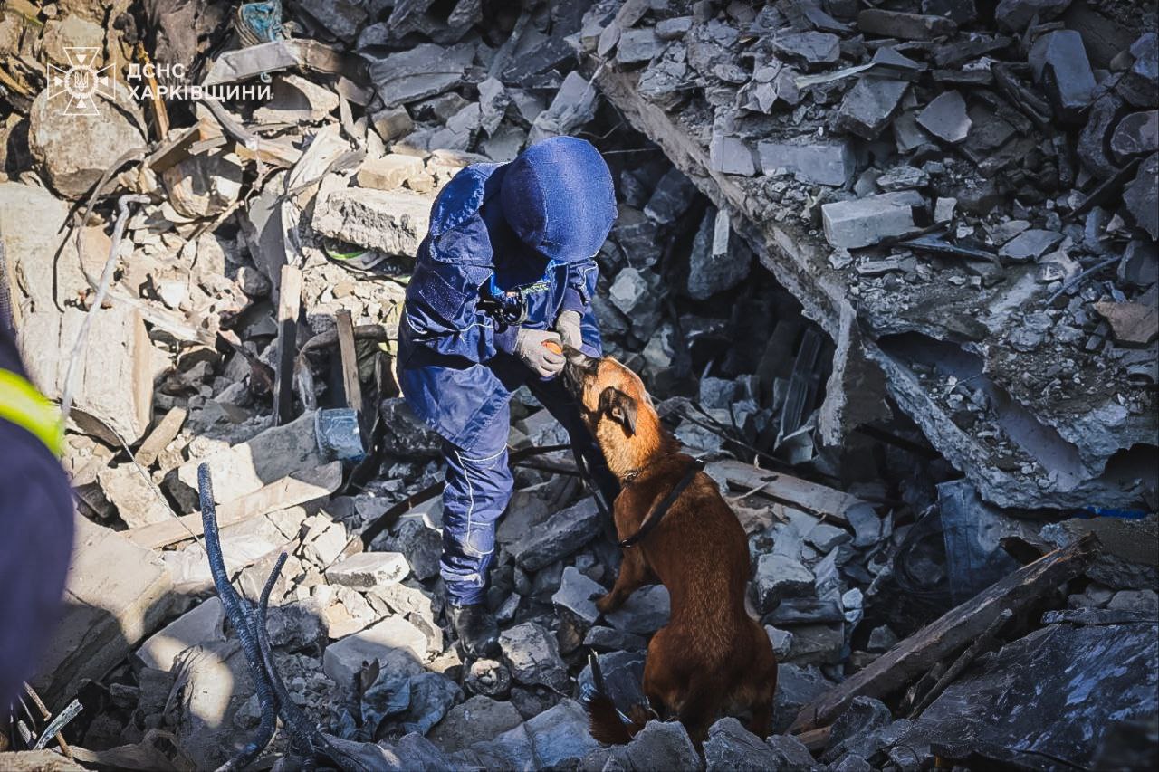 Під завалами підприємства, яке потрапило під обстріл у Харкові, можуть бути люди.