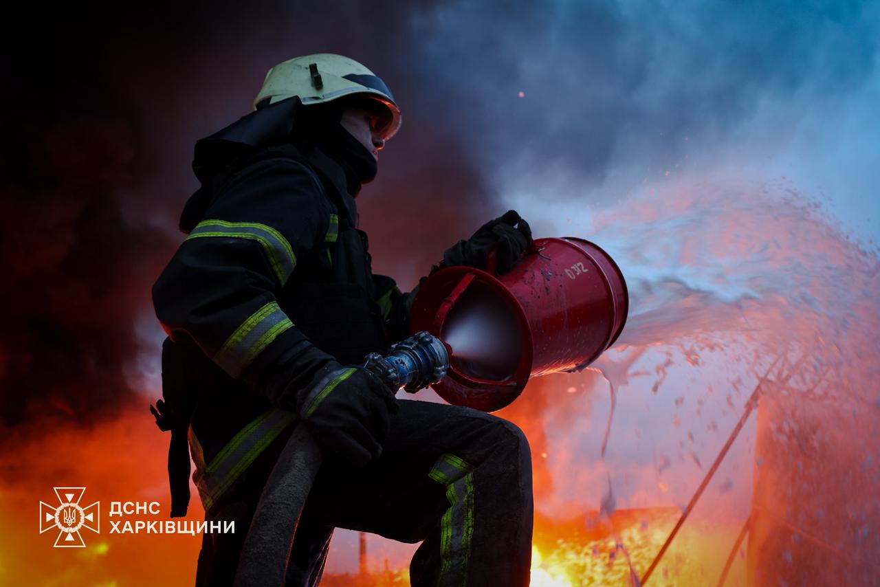 Под Харьковом после обстрела горит предприятие.