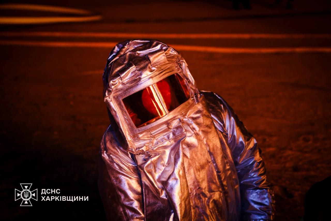 Под Харьковом после обстрела горит предприятие.