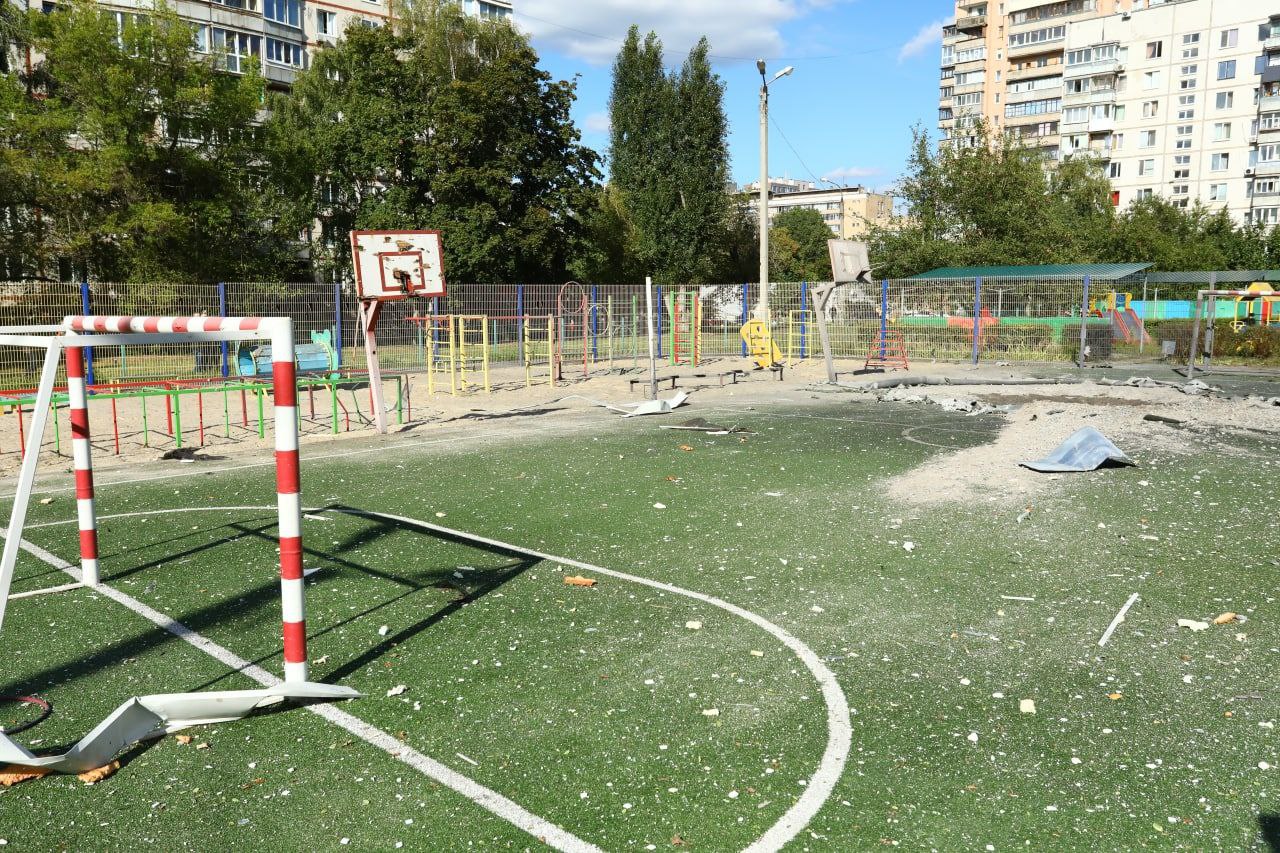 В ХОВА показали разрушения после сегодняшнего обстрела Харькова.