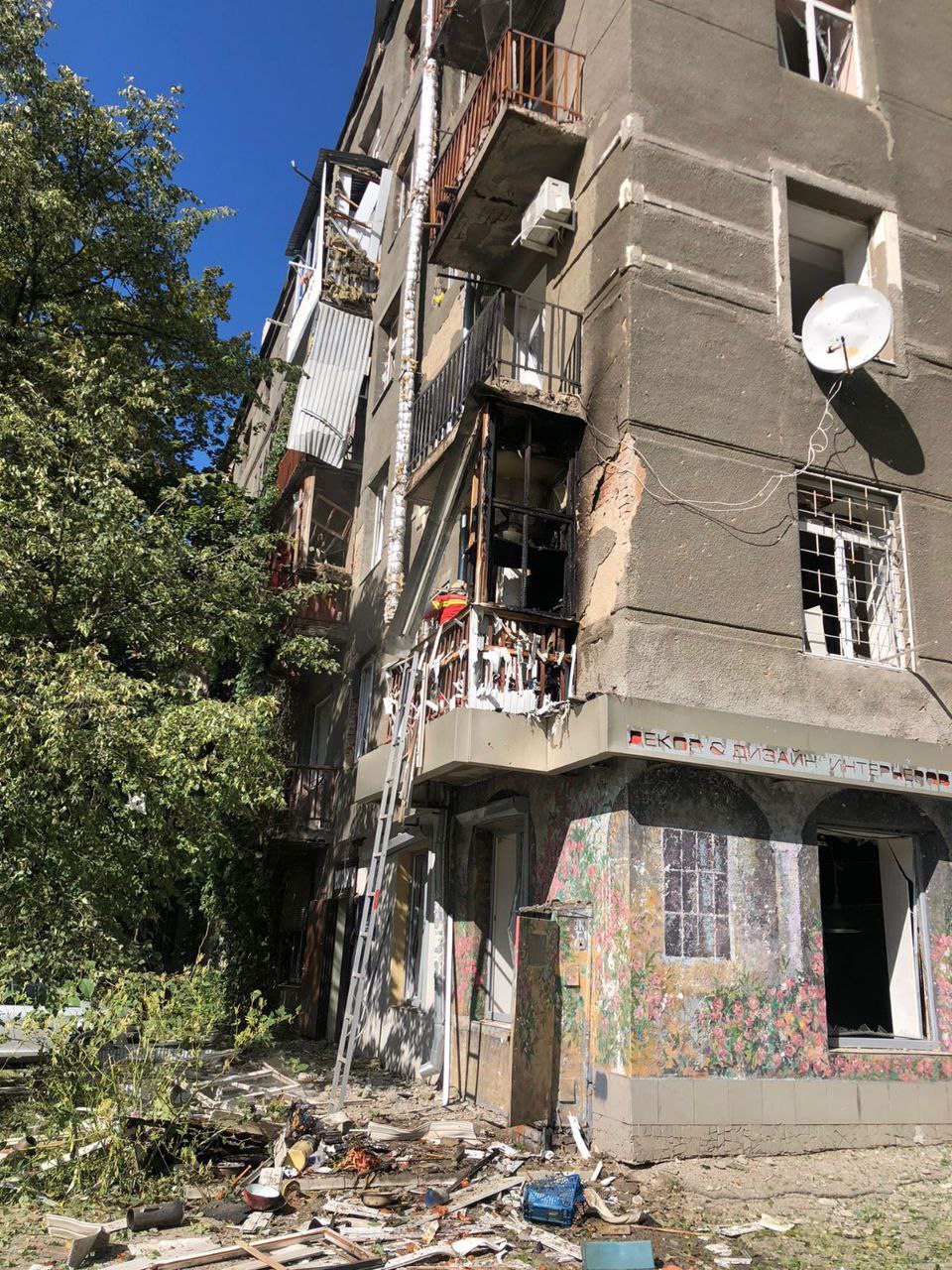 В ХОВА показали разрушения после сегодняшнего обстрела Харькова.