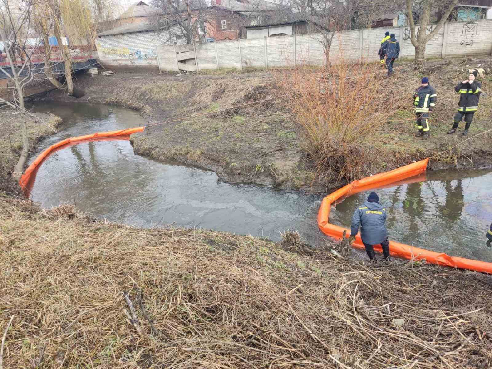 В Харькове все еще ликвидируют последствия удара по нефтебазе 9 февраля.