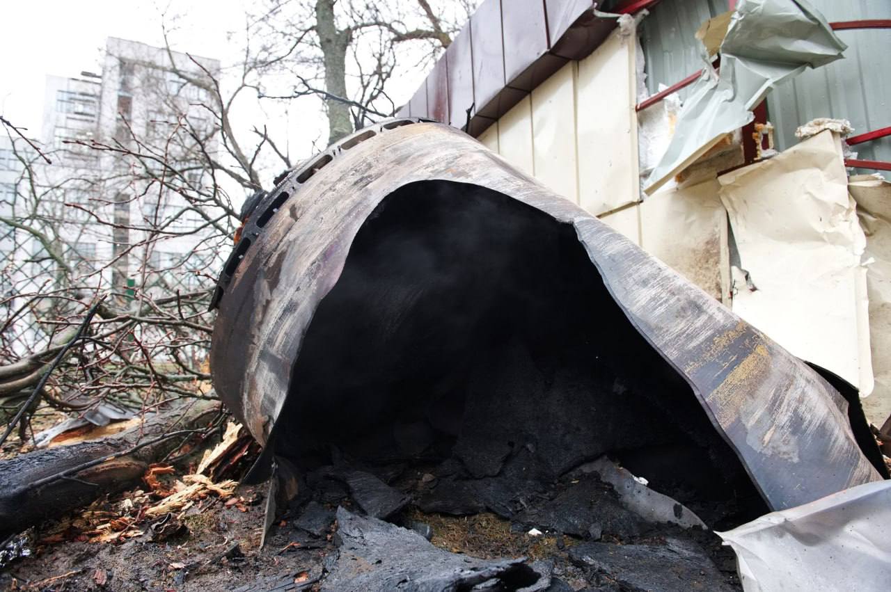 З'явилися перші фото наслідків ранкового обстрілу Харкова.