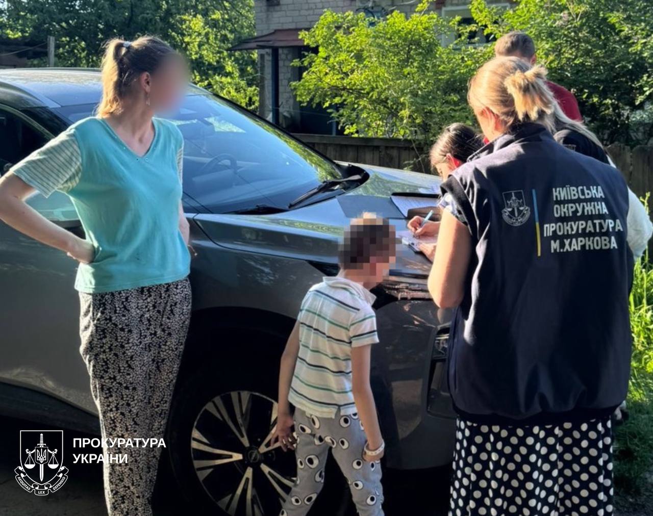 В Харькове мать на улице била ребенка: мальчика забрали из семьи.