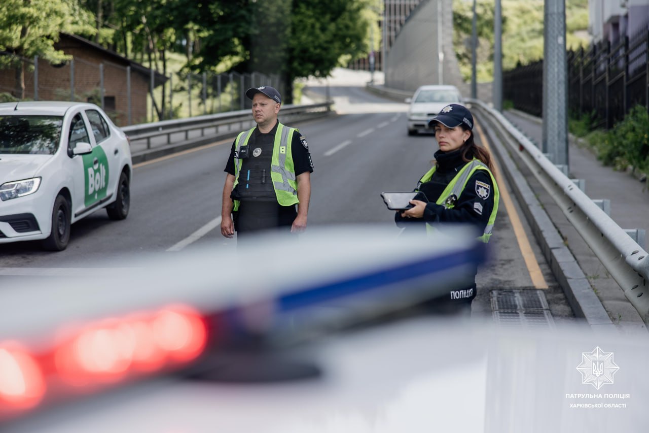 Устраняют последствия обстрелов: по двум улицам Харькова ограничено движение транспорта.