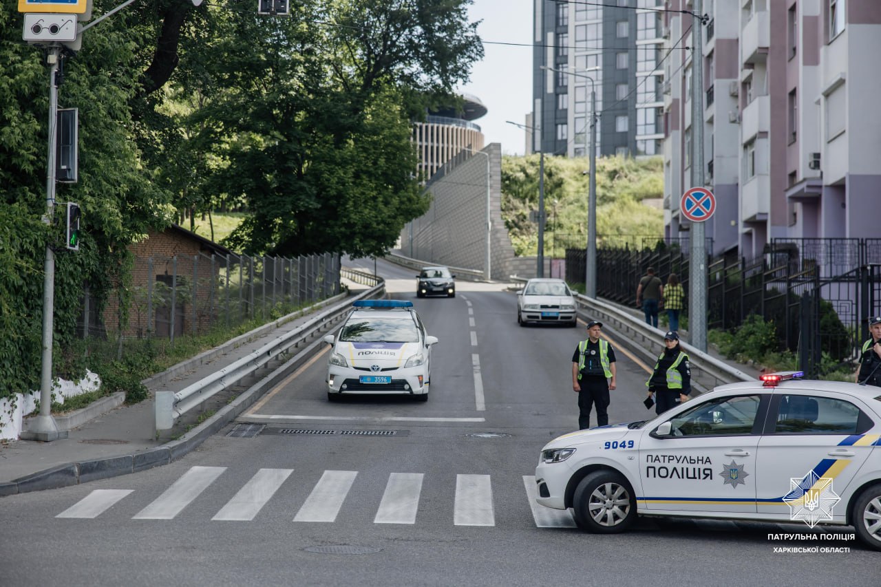 Устраняют последствия обстрелов: по двум улицам Харькова ограничено движение транспорта.