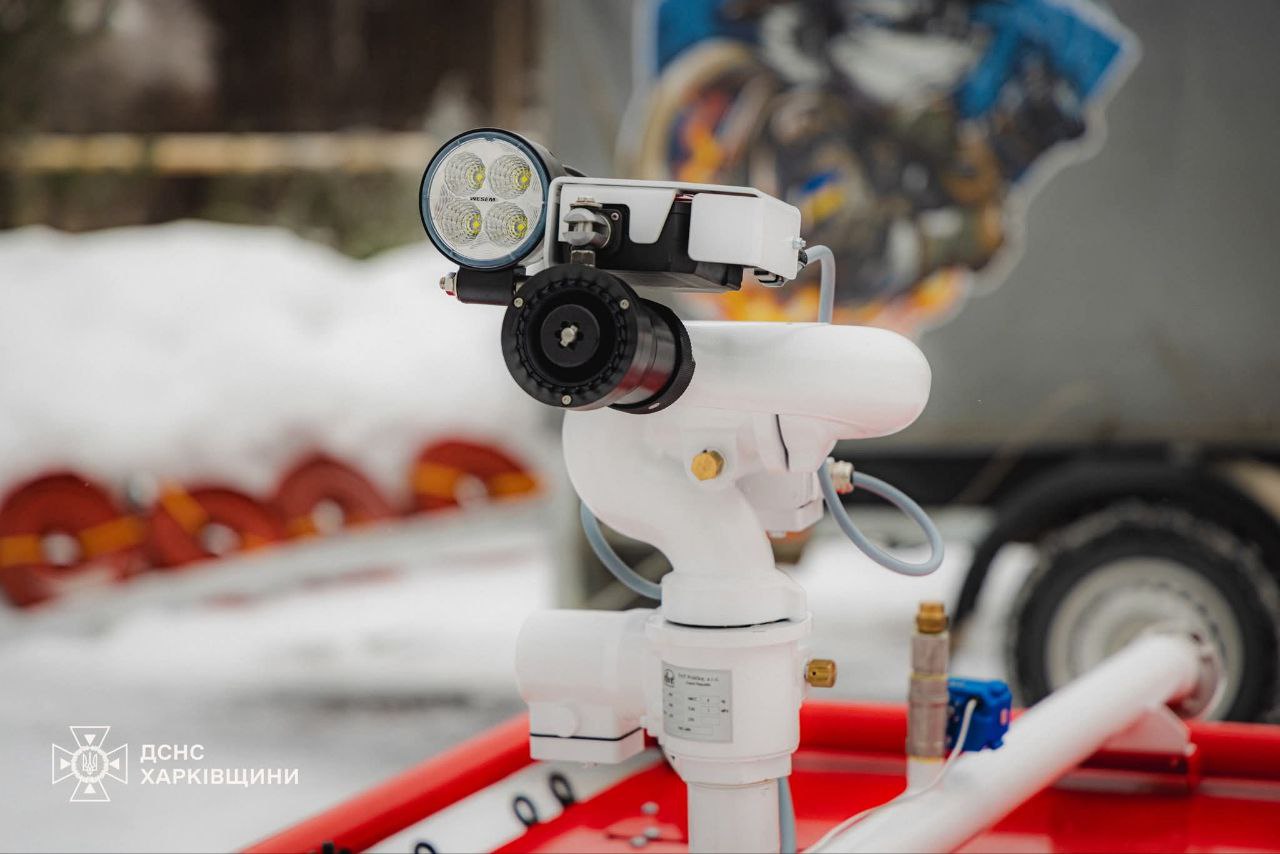 Може працювати 18 годин без заряджання: пожежний робот допомагатиме харківським рятувальникам.