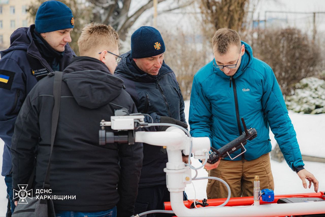 Може працювати 18 годин без заряджання: пожежний робот допомагатиме харківським рятувальникам.