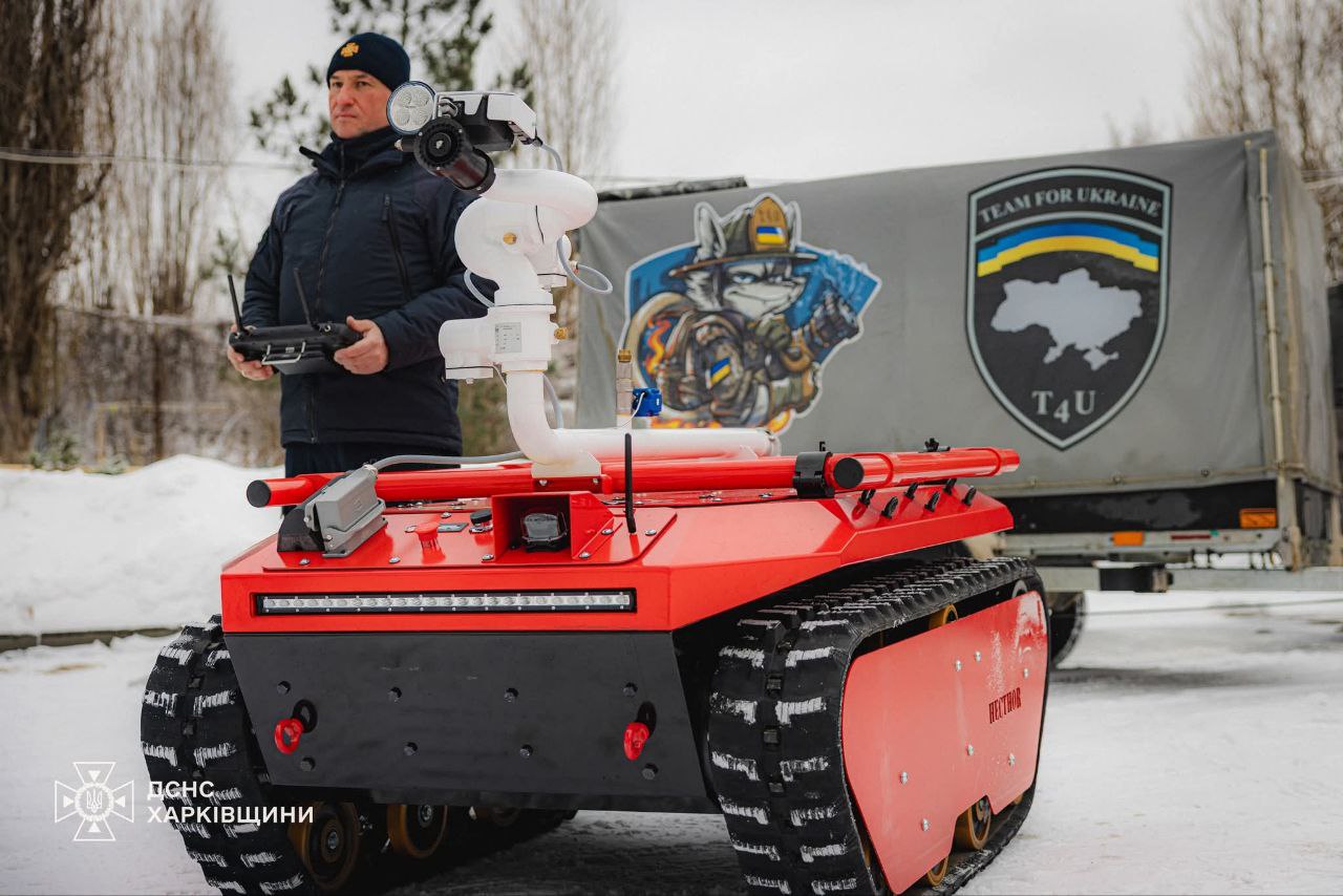 Може працювати 18 годин без заряджання: пожежний робот допомагатиме харківським рятувальникам.