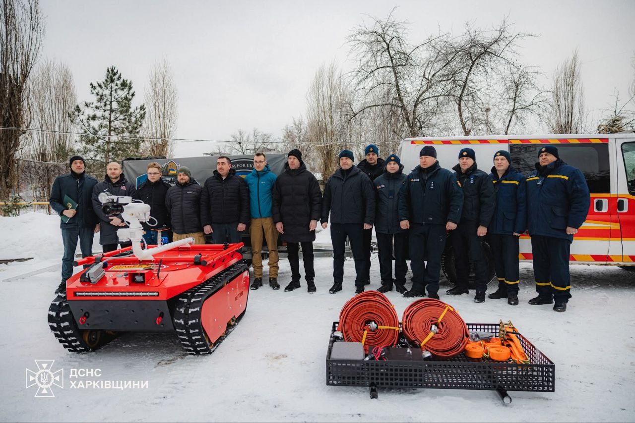 Може працювати 18 годин без заряджання: пожежний робот допомагатиме харківським рятувальникам.