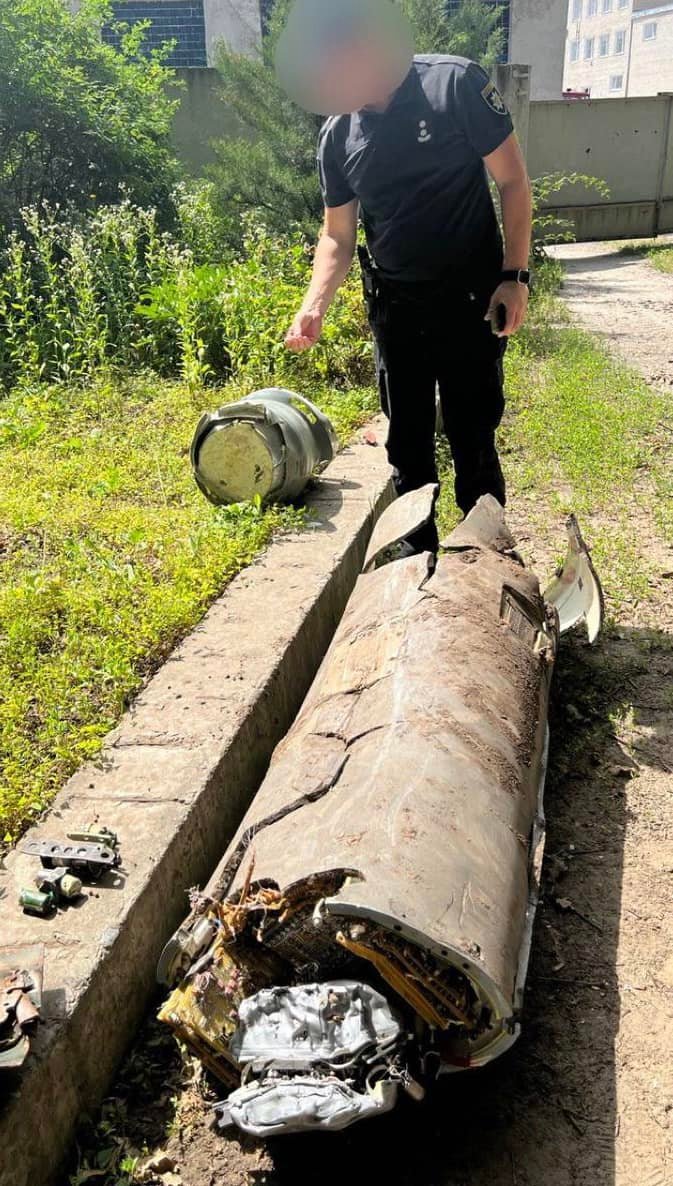 В полиции показали обломки российской ракеты, которую сбили над Харьковом ночью.