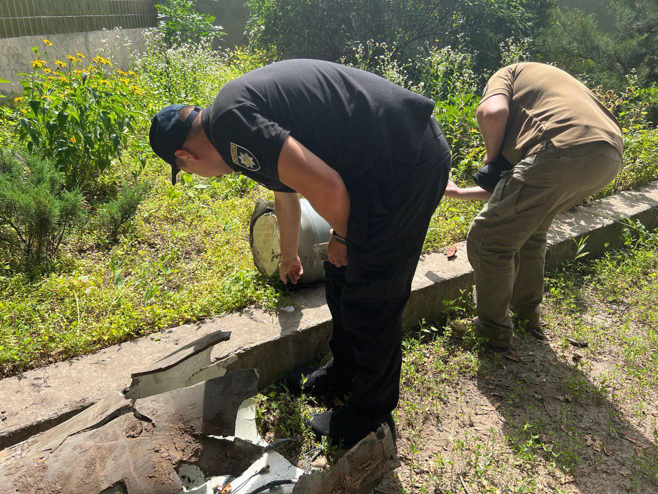 В полиции показали обломки российской ракеты, которую сбили над Харьковом ночью.