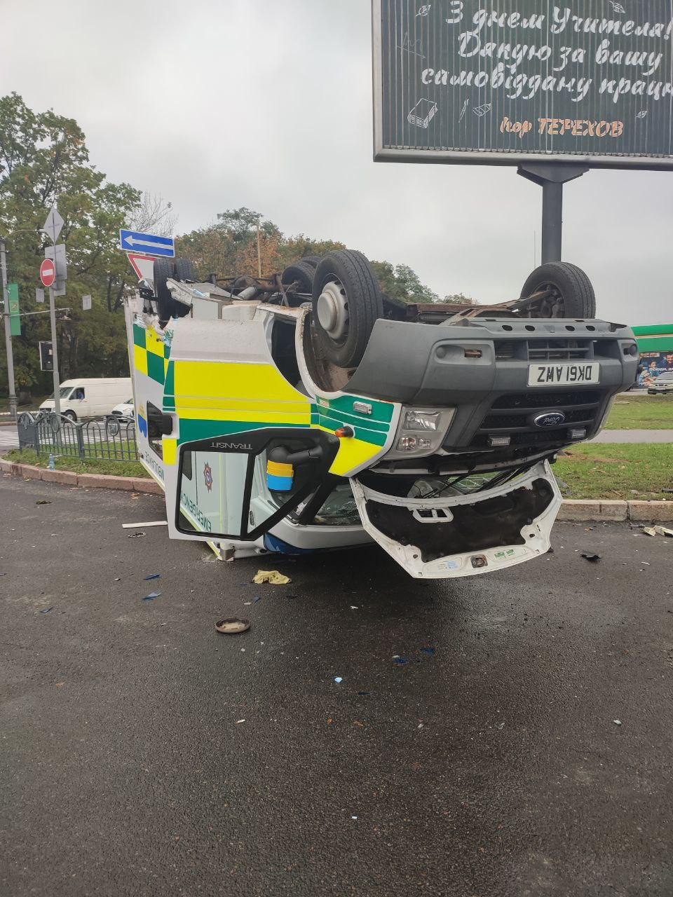 У Харкові автомобіль швидкої зіткнувся з Jeep Compas та перекинувся.
