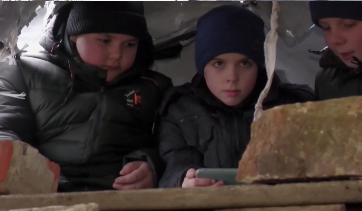 На Харківщині 10-річні школярі побудували курінь, щоб навчатися.